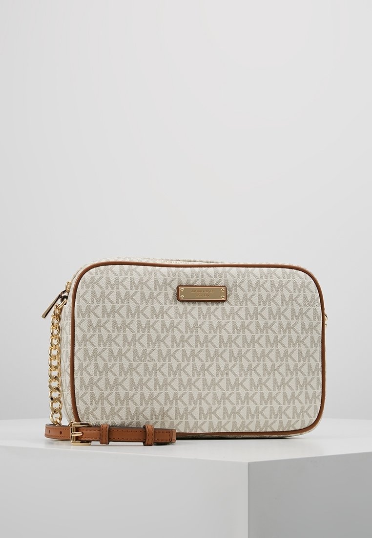 Borsa in tessuto crema con motivo a logo MK ripetuto, rifiniture in pelle color cammello, tracolla a catena removibile e hardware in tonalità dorata. Forma rettangolare.