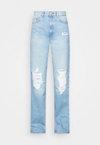 Jeans de ganga azul claro com cintura alta, design de perna reta e vários desfiados em ambas as pernas. Apresenta botão e rebites em cobre.