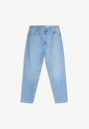 Jeans in denim celeste a vita alta con tasche anteriori, passanti per cintura e chiusura con bottone, distesi su uno sfondo bianco.