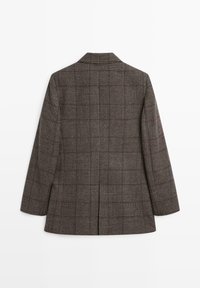 Blazer a quadri marrone con una vestibilità su misura, rever a punta e maniche lunghe. Presenta una doppia incisione sul retro e un tessuto misto lana testurizzato.