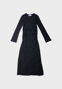 Svart klänning med lång ärm och figurnära siluett, med texturerat prickigt mönster, rynkad detalj på sidan och rund halsringning.