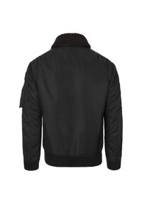 Černá bomber bunda vyrobená z hladkého materiálu, se strukturovaným černým beránkem na límci, žebrovanými manžetami a postranní kapsou na rukávu.