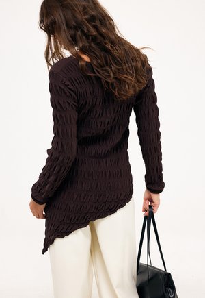 NA-KD, BUBBLE KNIT ASYMMETRIC TOP - Longsleeve - dark brown