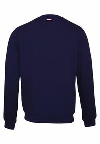 Marinblå långärmad sweatshirt med ribbad mudd och nederkant, liten röd, vit och blå etikett centrerad på övre ryggen.