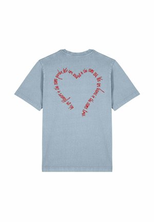 Lichtblauwe katoenen T-shirt met een hartvormig rood tekstontwerp op de achterkant, met een inspirerende boodschap. Korte mouwen en ronde hals.