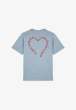 Svetlomodré bavlnené tričko s červeným textovým dizajnom v tvare srdca na chrbte, s inšpiratívnym posolstvom. Krátke rukávy a okrúhly výstrih.