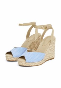 Sandali wedge beige con punta scoperta, caratterizzati da un tessuto in denim blu sulla parte anteriore, suola intermedia in juta intrecciata e cinturino alla caviglia regolabile.