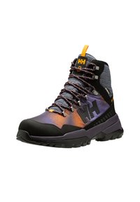 Scarponcino da trekking con tomaia texturizzata nera e viola, dettagli arancioni e colletto grigio. Presenta una suola spessa e accessori metallici per i lacci.