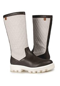 Botas de tobillo de cuero marrón con un cuello de tela gris acolchada, que presentan una suela texturizada, base de caucho blanca y un pequeño acento de logo.