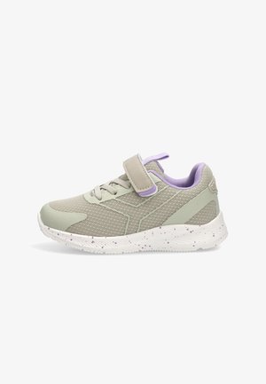 Zapatilla deportiva gris claro con tejido de malla, forro interior púrpura, una sola tira de velcro, cordones y suela blanca con motas, vista lateral.