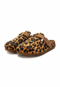 Zoccoli con stampa leopardo realizzati in un materiale testurizzato e peloso. Cinghia e suola marroni. Design con punta arrotondata e apertura sul retro.