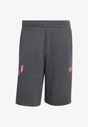 Ciemnoszare spodenki sportowe z różowymi akcentami logo, elastycznym paskiem w talii i bocznymi kieszeniami.