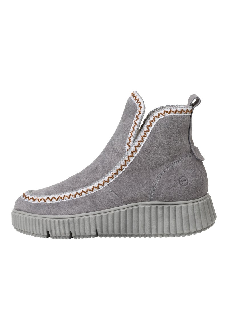 Graue Wildleder-Stiefeletten mit auffälligen weißen und braunen Nähten, Gummisohle mit strukturierten Rillen und Ziehschlaufe hinten.