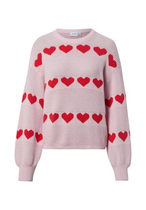 Pull en tricot rose clair avec des rangées horizontales de cœurs rouges espacés uniformément sur la poitrine et les manches, col rond et poignets côtelés.