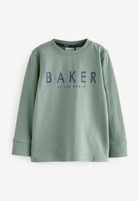 Zöld pamut hosszú ujjú póló, kerek nyakkivágással, amelyen sötétkék "BAKER BY TED BAKER" felirat található az elején.