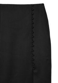 Schwarze Bleistifthose mit glatter Textur, seitlichem Reißverschluss und einer Reihe mit Stoff bedeckter Knöpfe entlang der linken Naht.