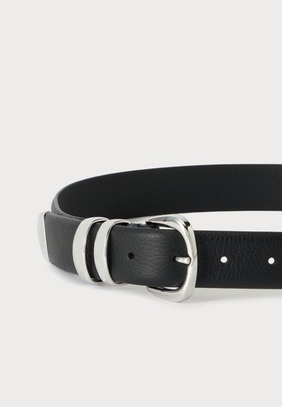 Ceinture en cuir noir avec boucle métallique argentée et deux passants sur fond blanc.