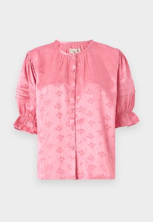 Blomstret bluse i pink med rund halsudskæring, korte puffærmer og knaplukning. Lavet af tekstureret stof med en subtil glans.
