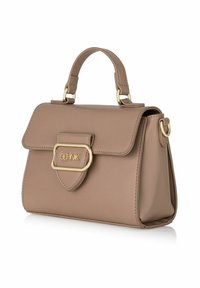 Brązowa skórzana torebka o strukturalnym kształcie, złotymi akcentami, górnym uchwytem oraz zapięciem na klapkę z ozdobnym zapięciem. Gładka faktura.