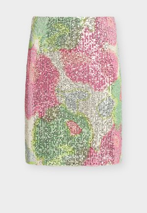 Miniskjørt dekket med rosa, grønne og hvite blomsterpaljetter på en ensfarget lys grå bakgrunn.