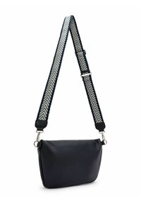 Borsa crossbody nera con texture, dotata di una ampia tracolla regolabile con motivo a zigzag blu navy e beige e clip in metallo argentato.