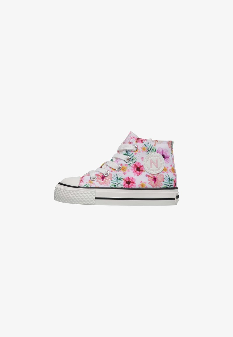 Baskets montantes présentant un motif floral rose, une semelle en caoutchouc blanche, et des rayures noires accentuées, avec un patch logo bien visible sur le côté.