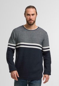 Marinblauer und grauer Strickpullover mit strukturiertem Muster, der horizontale weiße Streifen über die Brust und ein rundes Ausschnittdesign aufweist.