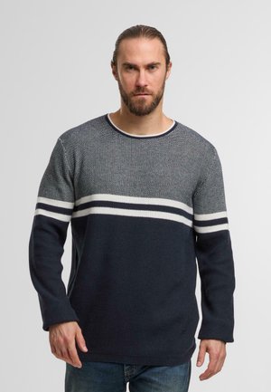 Marinblauer und grauer Strickpullover mit strukturiertem Muster, der horizontale weiße Streifen über die Brust und ein rundes Ausschnittdesign aufweist.