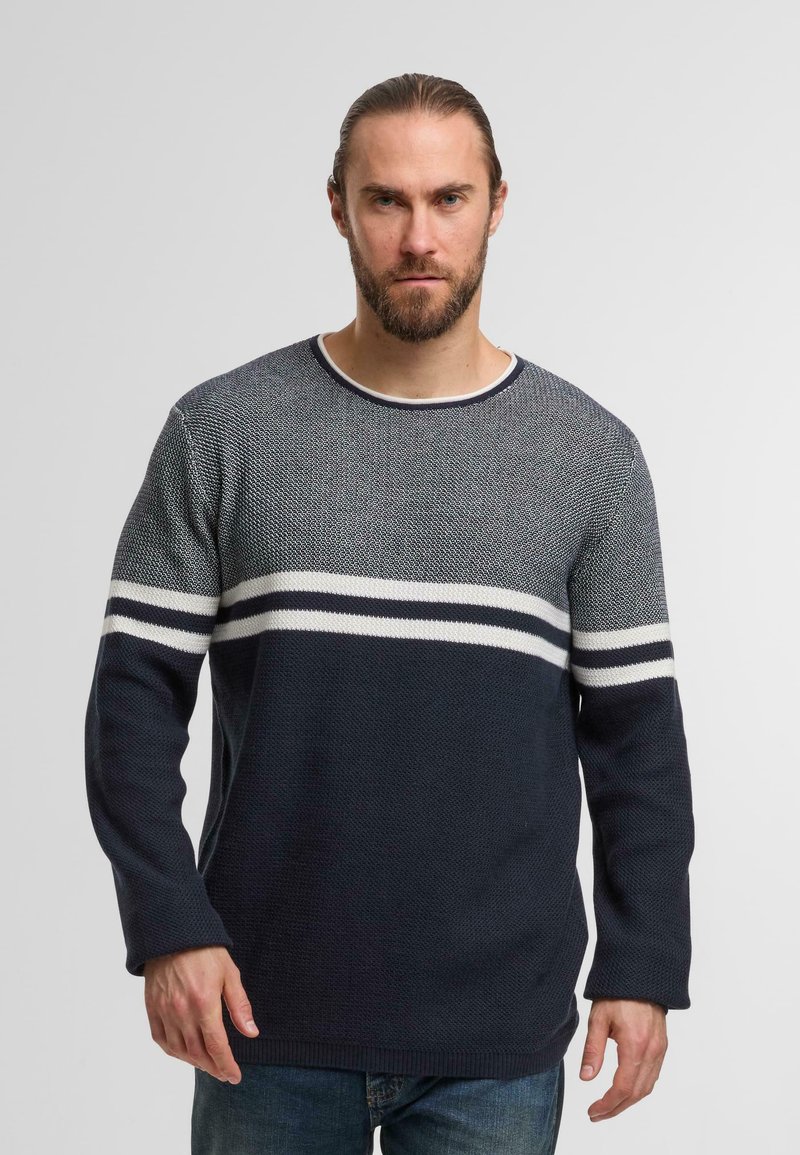 Marinblauer und grauer Strickpullover mit strukturiertem Muster, der horizontale weiße Streifen über die Brust und ein rundes Ausschnittdesign aufweist.