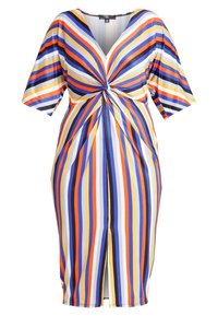 La robe-jersey à rayures présente un devant torsadé, un décolleté en V, des manches courtes et un ourlet à hauteur du genou. Les couleurs incluent des rayures orange, bleu, jaune et blanc.