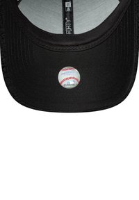 Schwarze Baseballmütze von innen gesehen, die die Unterseite des Schirms mit einem MLB-Echtheitssticker und einem Netzfutter zeigt.