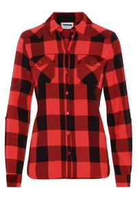 Camicia di flanella a quadri rossi e neri con maniche lunghe, colletto a punta, due tasche sul petto e chiusura frontale a bottoni. Texture morbida.