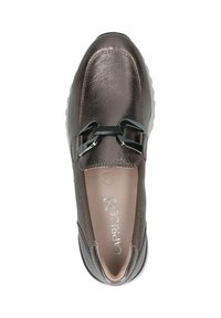 Zapato marrón de cuero tipo mocasín con textura brillante, presenta un detalle de hebilla negra en la parte superior y una suela blanca acolchada.