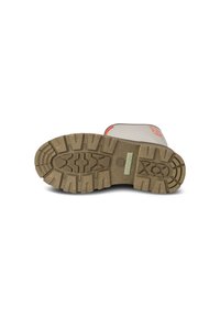 Semelle de botte en caoutchouc marron avec un motif de crampons profond, présentant un logo rectangulaire et des accents orange. La surface est texturée pour une meilleure adhérence.