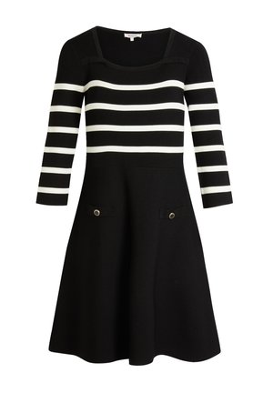 Robe noire avec des rayures horizontales blanches, texture côtelée, décolleté carré, manches trois-quarts, jupe évasée et deux poches avant avec des accents.