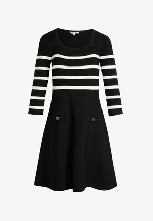 Sort kjole med hvide vandrette striber, ribbet tekstur, firkantet halsudskæring, trekvartærmer, udvendig nederdel og to frontlommer med detaljer.