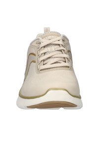 Scarpa sportiva beige con tomaia in mesh, punta tonda, chiusura a lacci e dettagli in oliva. Presenta una suola imbottita e una intersuola texture.