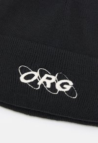 Gorro de malha preto com aba dobrada, apresentando o logótipo "ORG" bordado em branco. A textura é suave e o design é simples e funcional.