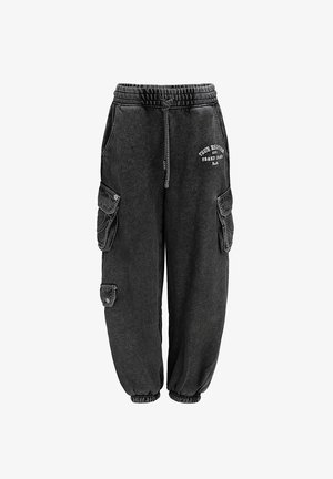 Czarne spodnie dresowe typu jogger cargo z elastycznym pasem i mankietami, bocznymi kieszeniami oraz logo "True Religion" na górnej części uda.