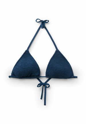 Marineblauer Bikini-Oberteil mit strukturierten Dreiecksschalen und verstellbaren Hals- und Rückenbändern, flach auf weißem Hintergrund dargestellt.