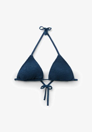 Granatowy top od bikini z teksturowanymi trójkątnymi miseczkami oraz regulowanymi wiązaniami na szyi i plecach, pokazany na płasko na białym tle.