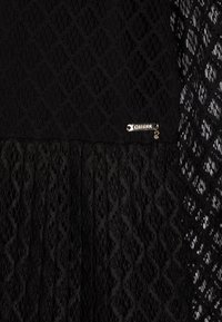 Guess JUNIOR LACE DRESS - Koktejlové šaty / šaty na párty - jet black