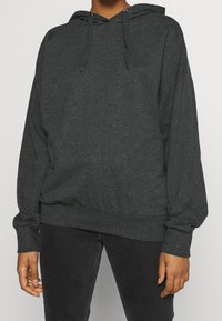 Mörkgrå hoodie i mjukt tyg, med dragsko i huvan, långa ärmar, ribbade mudd och en avslappnad passform.