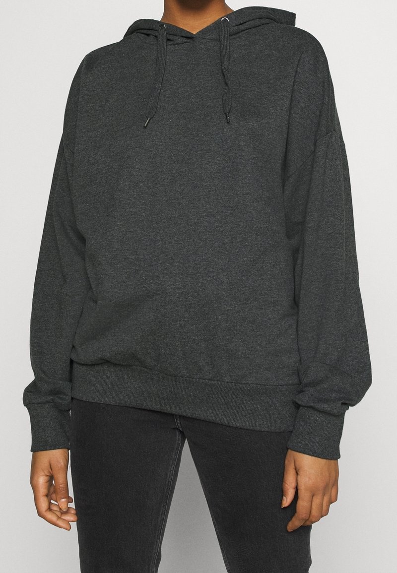 Mörkgrå hoodie i mjukt tyg, med dragsko i huvan, långa ärmar, ribbade mudd och en avslappnad passform.