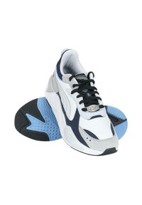 Scarpe sportive con una parte superiore bianca, dettagli in suede grigio e particolari blu navy. Lacci neri, colletto imbottito e una suola in gomma texturizzata con accenti blu.