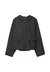 Čierna kapucňová bunda vyrobená z hladkého materiálu, so zapínaním na zips, dvoma prednými náprsnými vreckami a skráteným strihom.