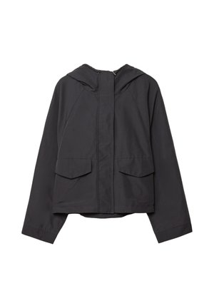 Czarna kurtka z kapturem wykonana z gładkiego materiału, z zapięciem na zamek, dwoma przednimi kieszeniami naszytymi i krótką sylwetką.