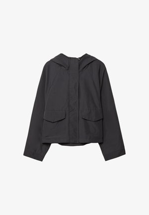 Czarna kurtka z kapturem wykonana z gładkiego materiału, z zapięciem na zamek, dwoma przednimi kieszeniami naszytymi i krótką sylwetką.