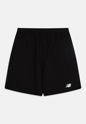 Sorte atletikshorts med elastisk talje og hvid New Balance-logo på fronten nederst til højre mod en ensfarvet baggrund.