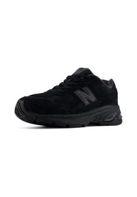 Baskets de sport noires avec empeigne en mesh et daim, design à lacets, semelle coussinée et logo New Balance sur le côté.